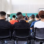 hommes qui ecoutent une conférence