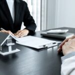 homme signant un contrat
