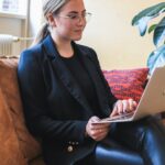 femme sur un pc