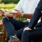 homme sur une tablette