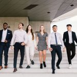 etudiants qui descendent les marches