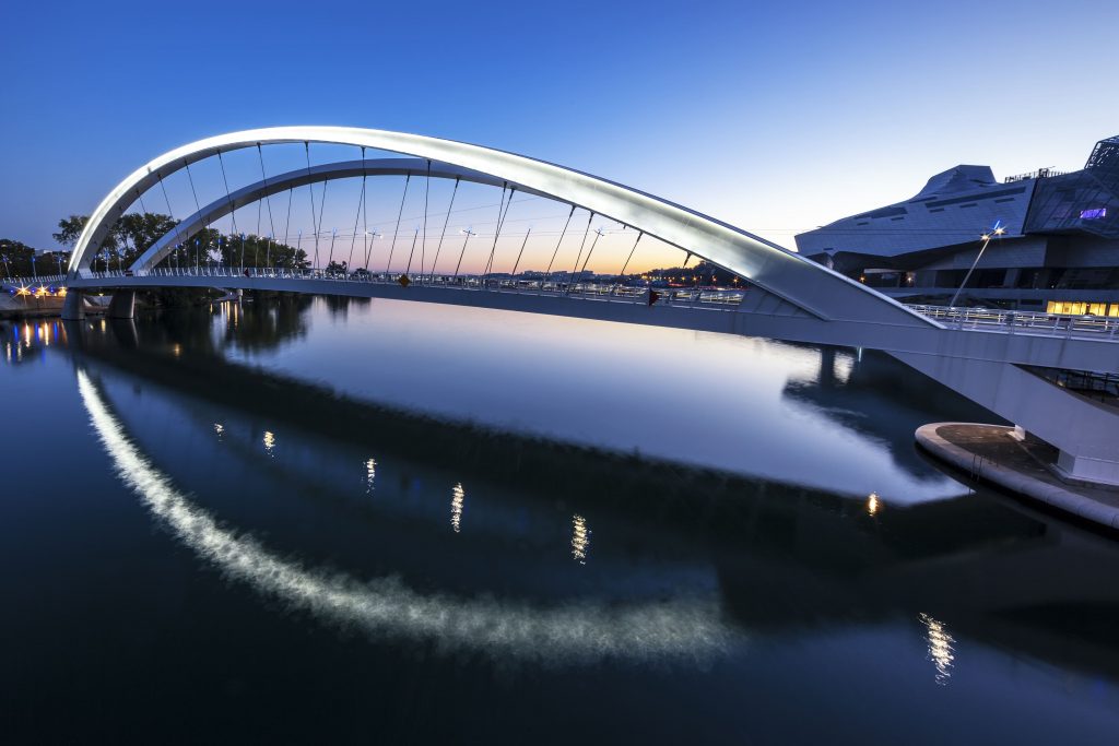 Pont dans le quartier de confluence