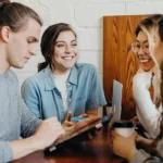 etudiants en immobilier qui discutent