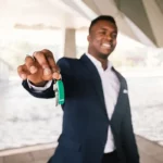 etudiant qui tient des clés d'appartement