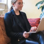 etudiante licence immobilier qui travaille