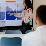 Intervenante devant sa classe