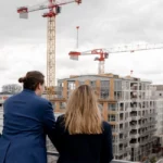 Elève en train de regarder un chantier d'immeubles