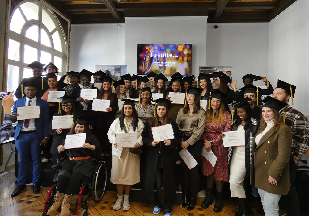 les étudiants parisien recoivent leurs diplômes d'immobilier