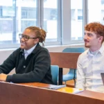 Elèves dans le campus de Paris