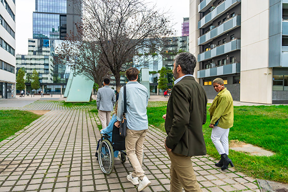 Habitant dans un lotissement de logements sociaux